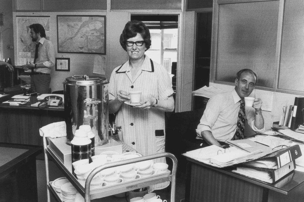 Very old image of workers from the 50/60s