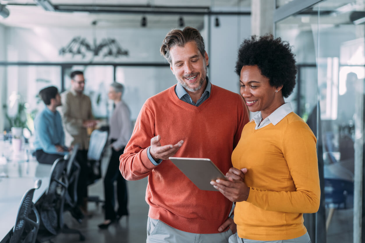 Workplace-wellbeing-man-and-woman-in-coloured-jumpers